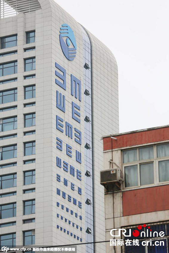 郑州某医院高楼现巨型“视力表” 引市民吐槽