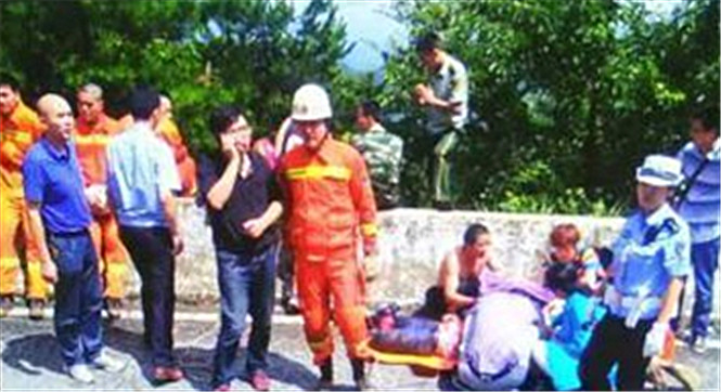 井冈山载38人旅游大巴滑落山崖 已致1人遇难