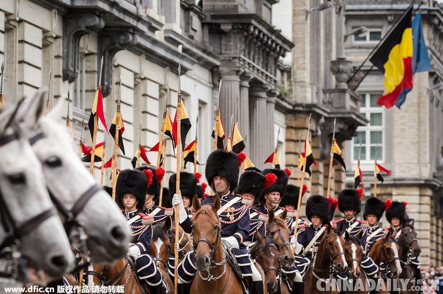 比利时举行阅兵庆祝国庆日 王室成员出席仪式