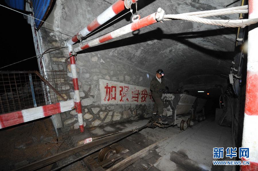 图为几名矿工准备下井参与救援。 海外网7月22日综合报道20日17时许,鹤岗市兴安区旭祥煤矿发生一起水害事故,经核定被困矿工15人。据介绍,事故煤矿系个人煤矿,手续齐全,年产量约15万吨。事发后,该矿矿主及相关责任人已经被警方控制。目前,救援抢险工作正在进行中。(央视新闻、中新网、新华网)