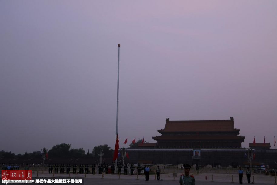 天安门等地降半旗悼念万里同志