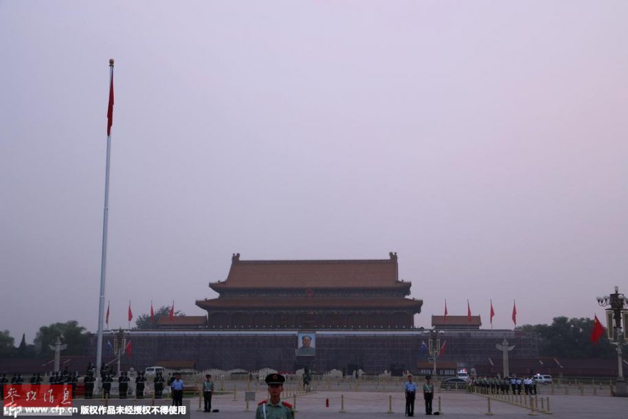 天安门等地降半旗悼念万里同志
