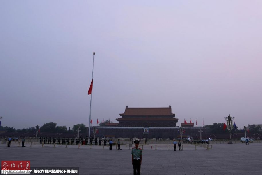 天安门等地降半旗悼念万里同志