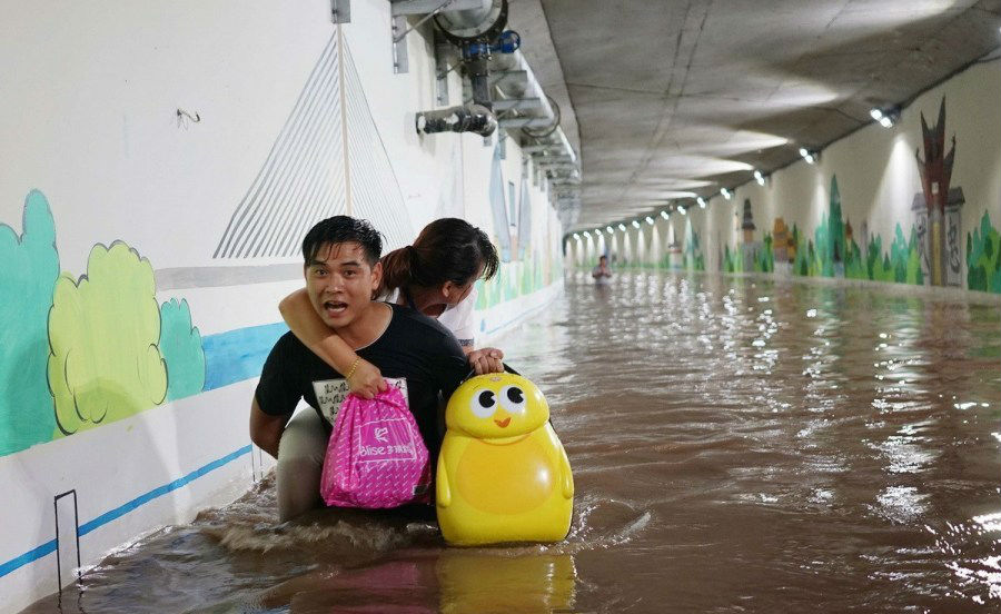 浙江暴雨致桥洞浸水 一家人