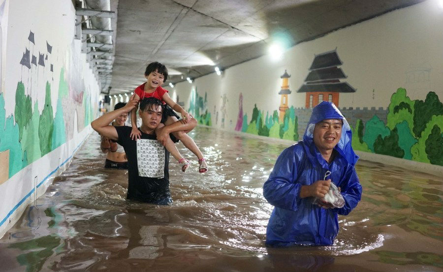 浙江暴雨致桥洞浸水 一家人