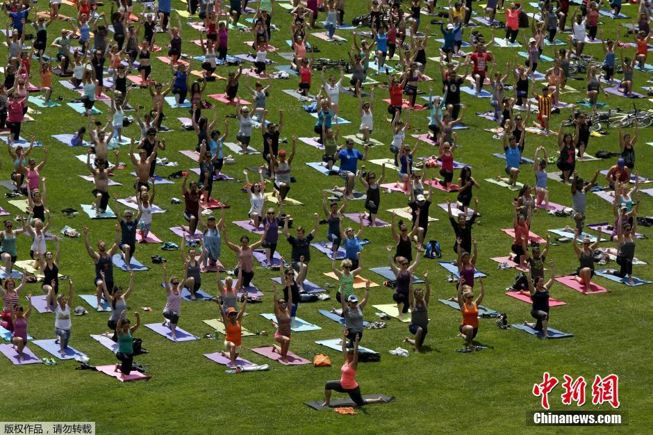加拿大民众国会山前免费学瑜伽 场面壮观