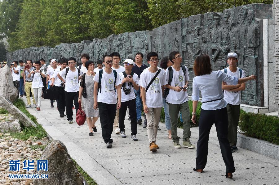 海峡两岸大学生祭拜南京大屠杀遇难同胞