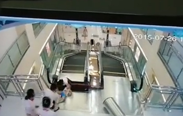 女子搅入手扶电梯身亡 最后时刻托起孩子