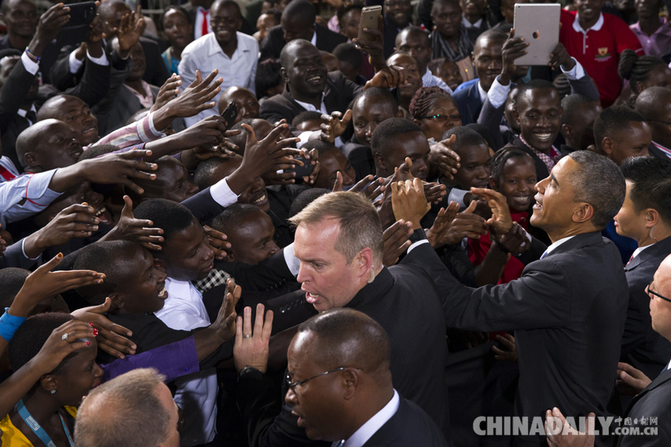 奥巴马肯尼亚演讲受欢迎 民众争相与其握手 <BR>