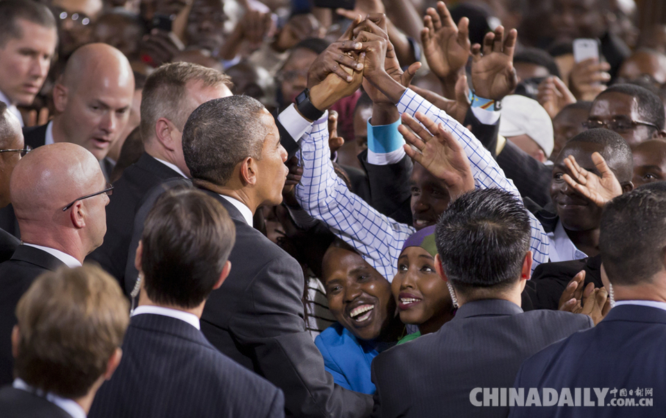 奥巴马肯尼亚演讲受欢迎 民众争相与其握手 <BR>