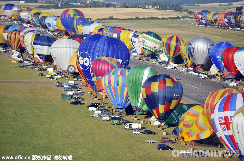 法国洛林国际热气球节开幕 五彩缤纷扮靓天空