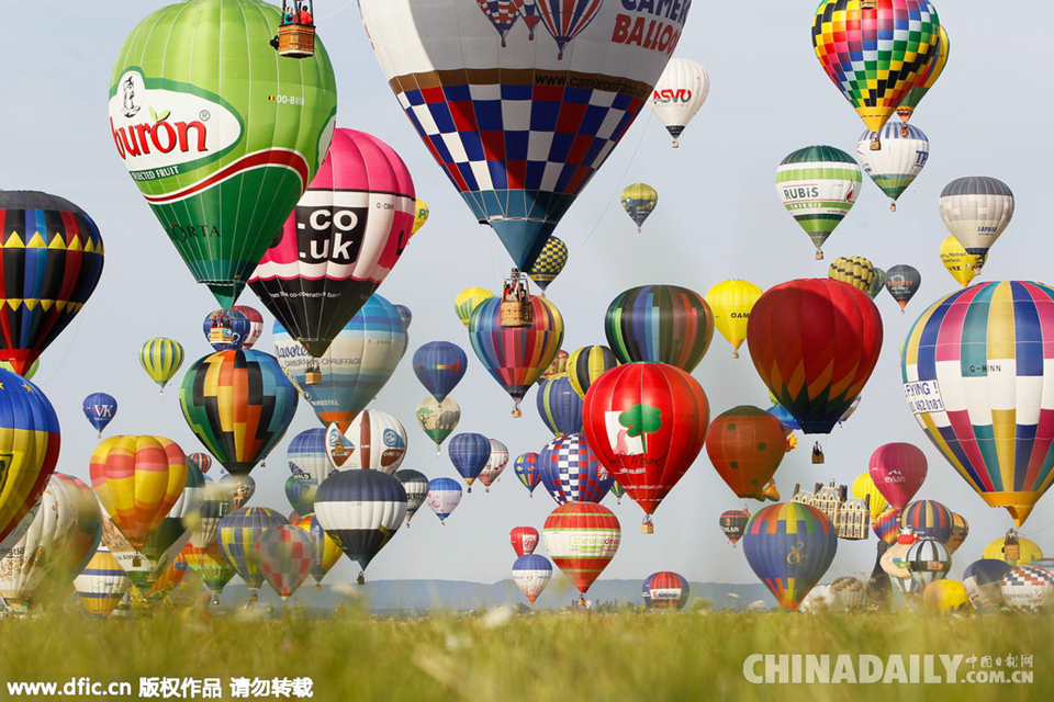 法国洛林国际热气球节开幕 五彩缤纷扮靓天空