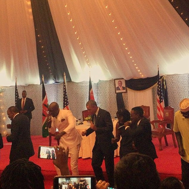 奥巴马访问祖籍国肯尼亚 国宴上大秀舞技
