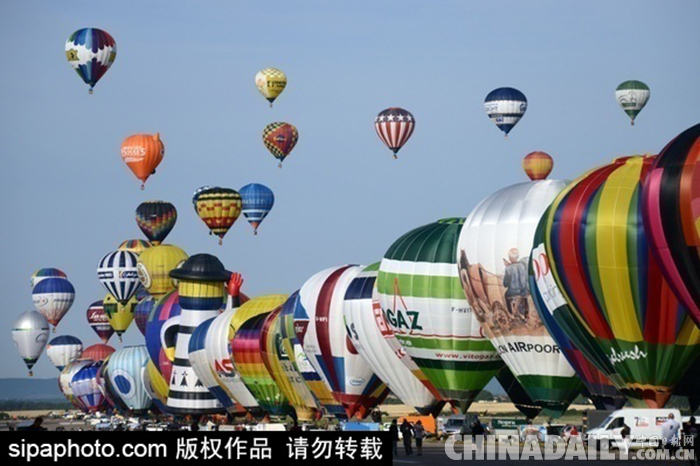 法国洛林世界最大热气球节 数百热气球缤纷升空
