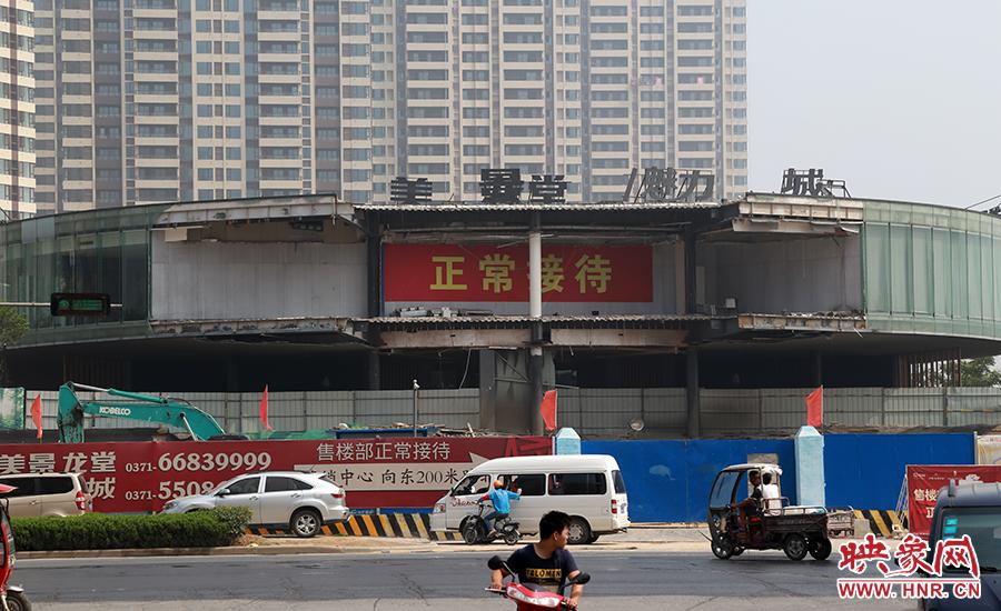 郑州一售楼部被拆后仍“正常营业”