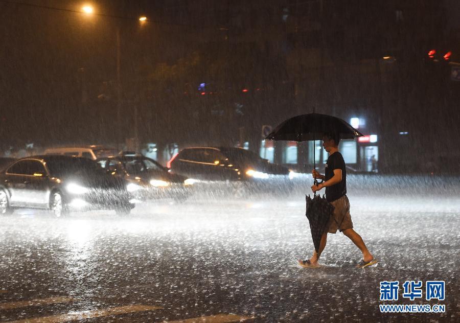 北京暴雨如泼水民众“看海”