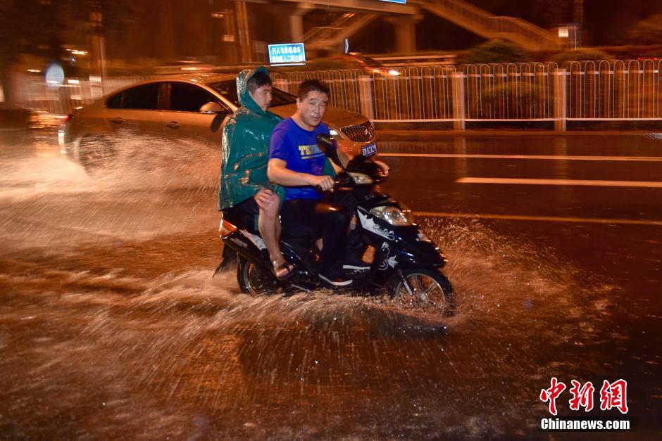 北京暴雨如泼水民众“看海”