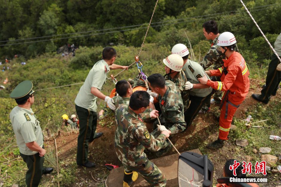云南丽江一中巴车坠崖致多人死伤