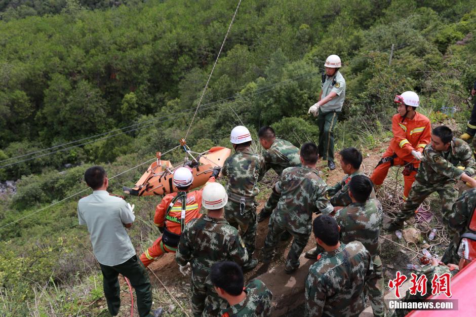 云南丽江一中巴车坠崖致多人死伤