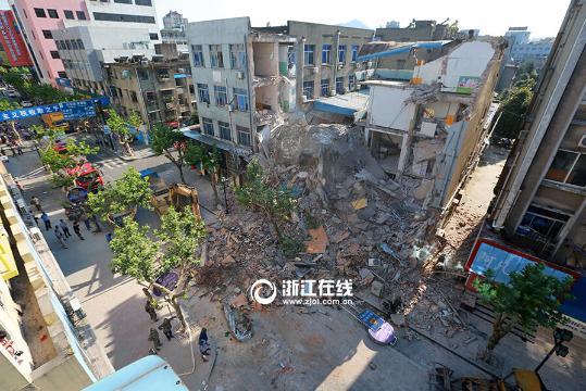 杭州4层楼房坍塌 两人躲厕所成功获救