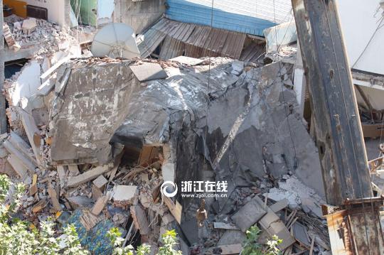 杭州4层楼房坍塌 两人躲厕所成功获救