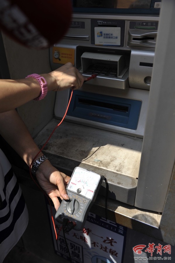 银行ATM机漏电200伏 女孩取钱指甲盖被击断