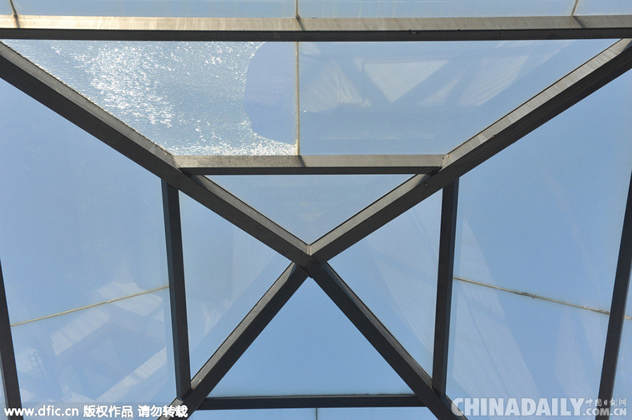 浙江临安一房顶玻璃被高温“烤炸”[1]- 中国日报网