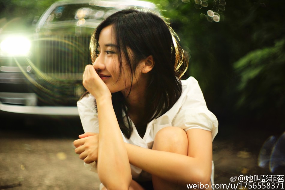 清华校花彭菲茗变身车模 尽显女神气质