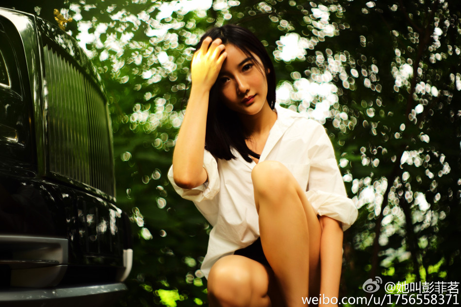 清华校花彭菲茗变身车模 尽显女神气质