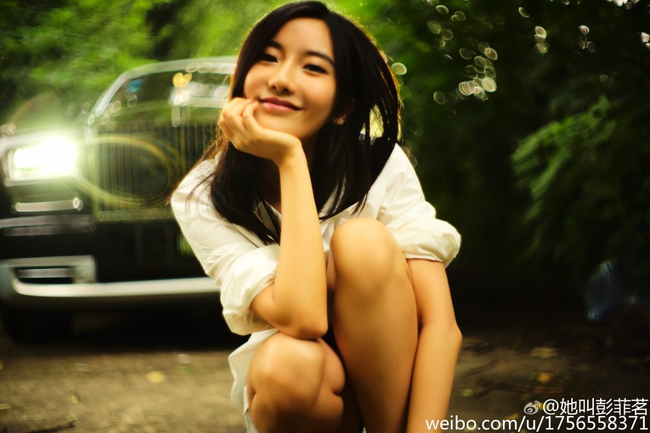 清华校花彭菲茗变身车模 尽显女神气质