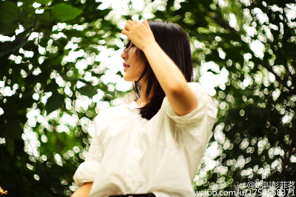 清华校花彭菲茗变身车模 尽显女神气质