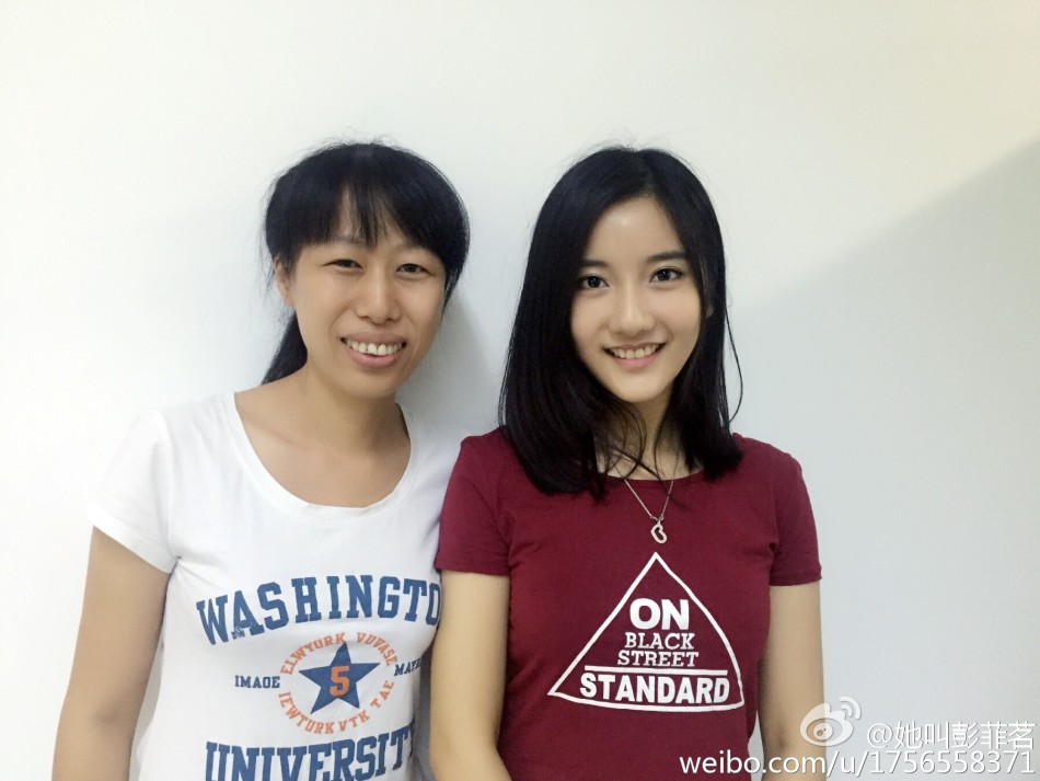清华校花彭菲茗变身车模 尽显女神气质