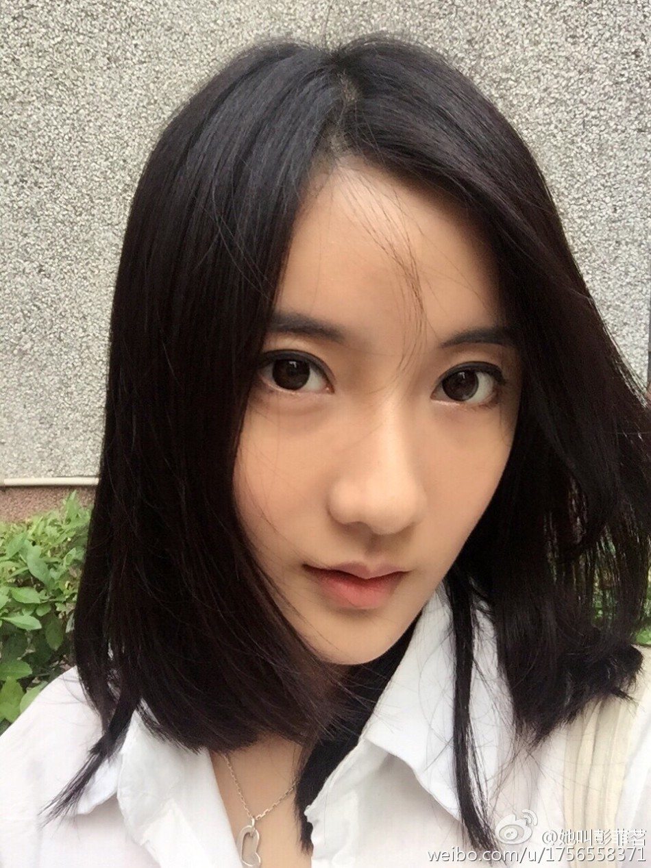 清华校花彭菲茗变身车模 尽显女神气质
