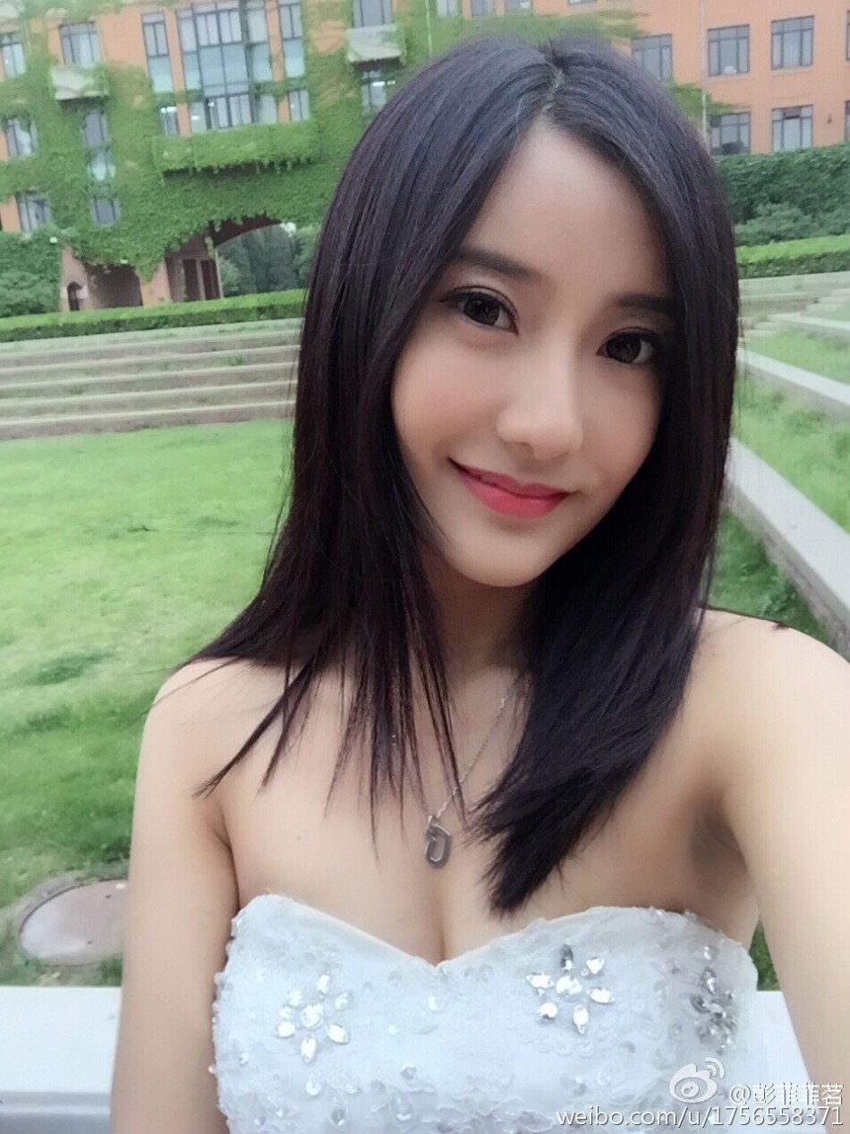 清华校花彭菲茗变身车模 尽显女神气质