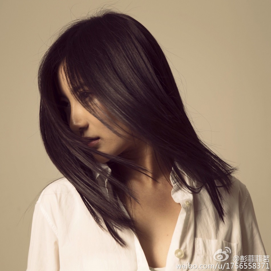 清华校花彭菲茗变身车模 尽显女神气质