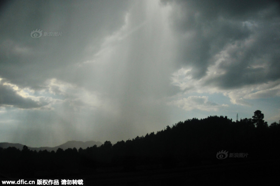 江西铅山现“瀑布雨”天象奇观