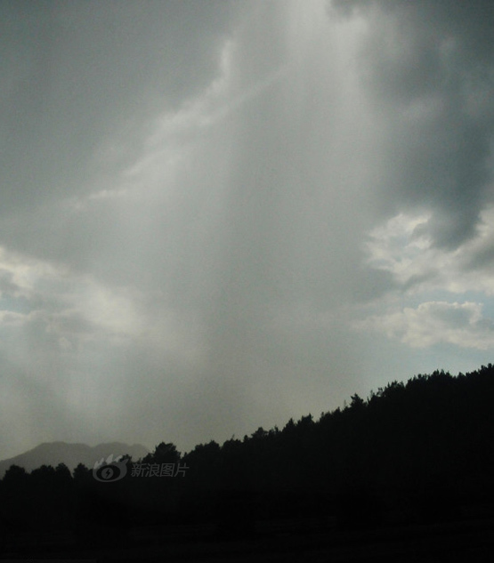 江西铅山现“瀑布雨”天象奇观