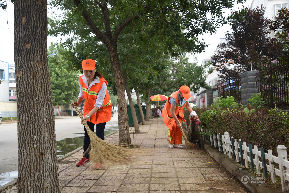 山东21岁女大学生陪养母扫马路