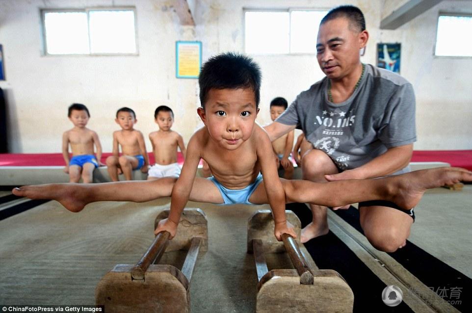 体操儿童暑假魔鬼训练引外媒关注