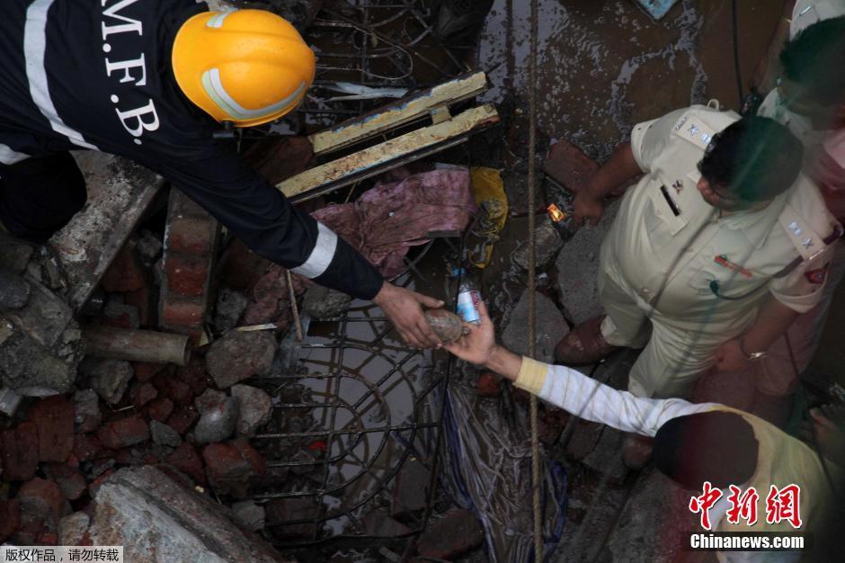 印度西部一居民楼坍塌致7人丧生