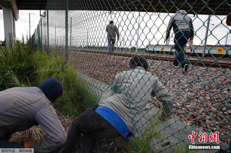 数千偷渡者冲击英法海底隧道 沿铁路前往英国