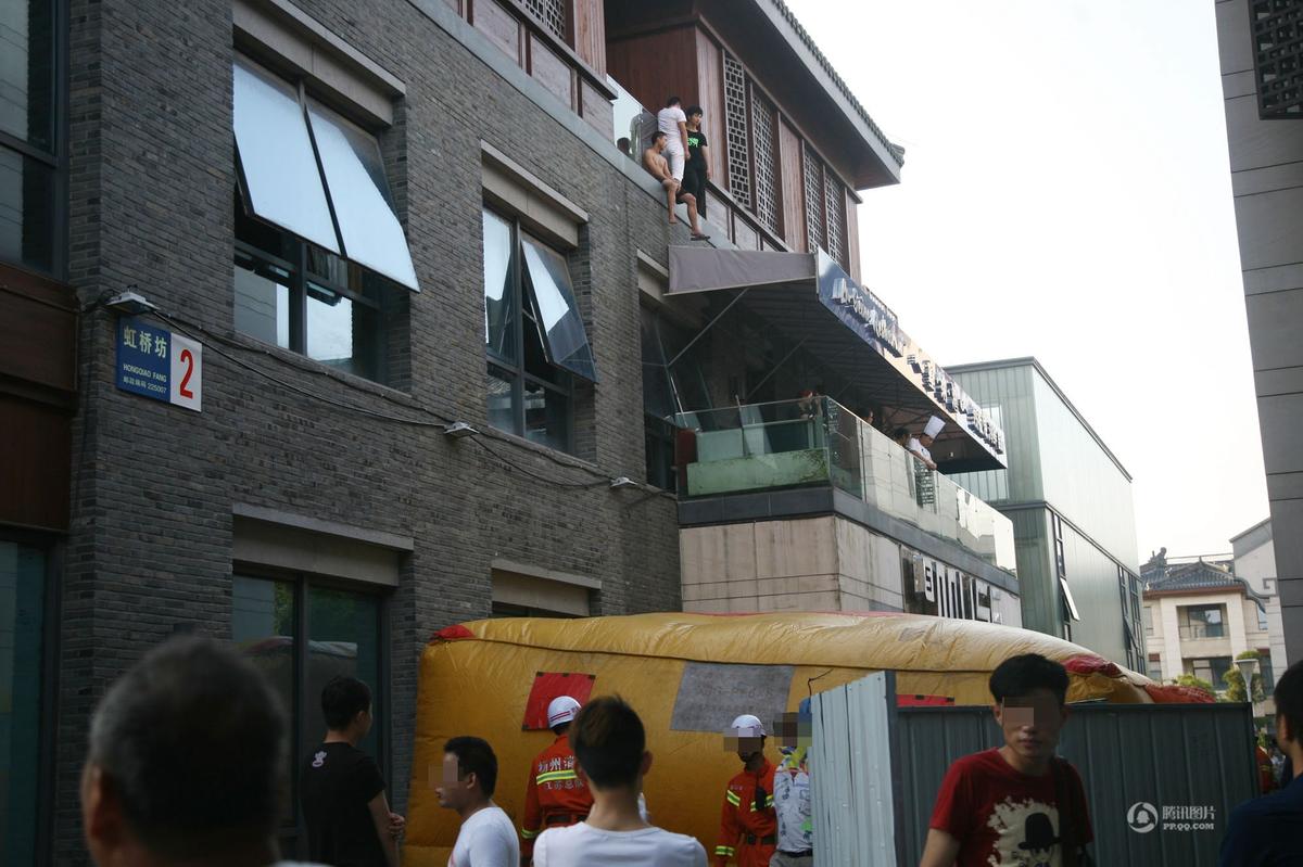江苏扬州一酒吧关门 为讨薪员工“组团”跳楼