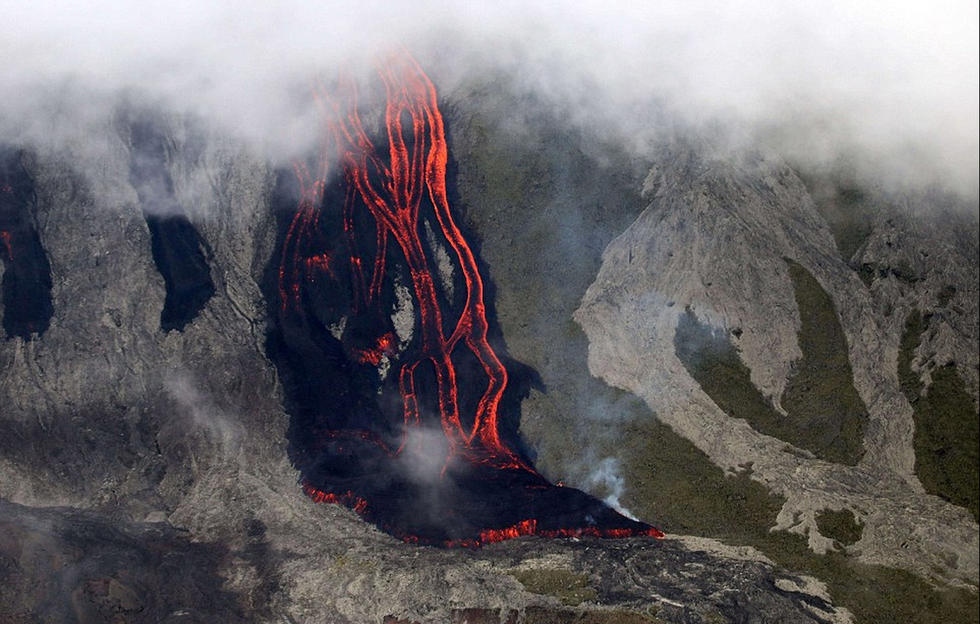 留尼汪岛火山喷发 可能影响飞机残骸搜索工作