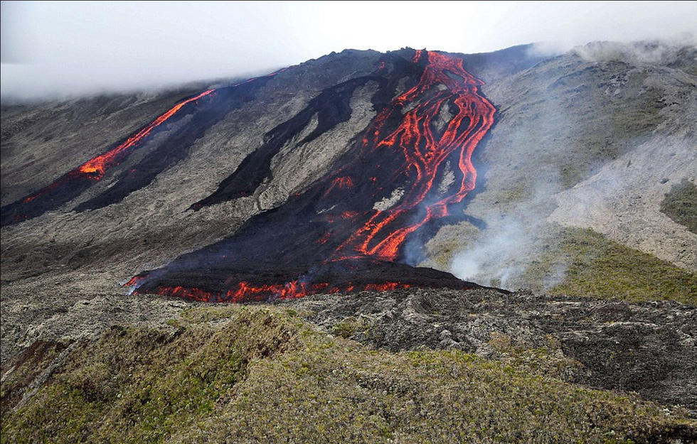 留尼汪岛火山喷发 可能影响飞机残骸搜索工作