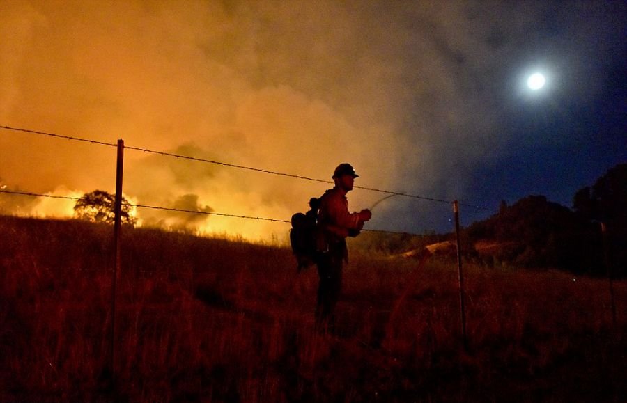 美国加州森林大火持续超一周 系男童玩火引发
