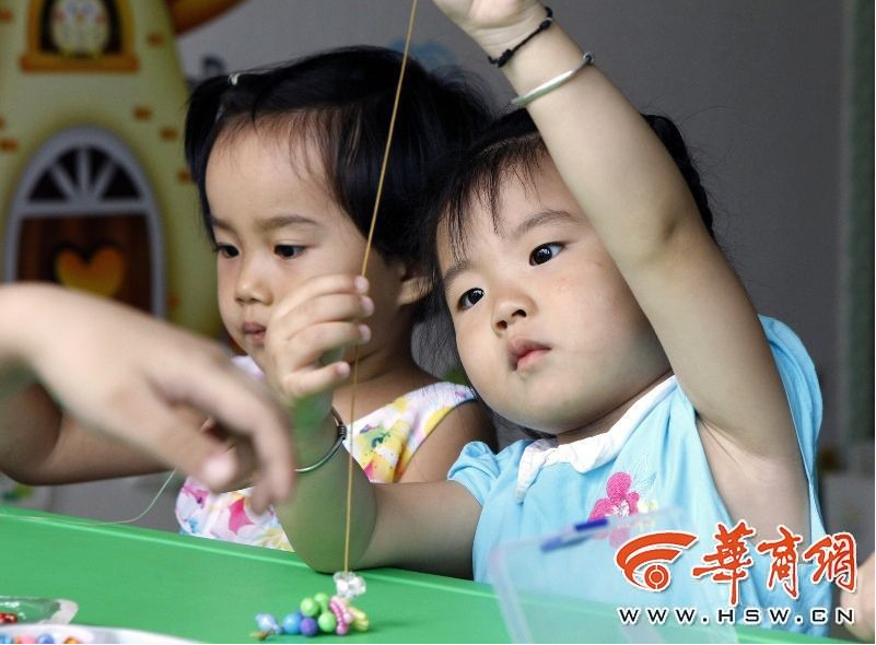 西安现家庭式幼儿园 幼儿被拴绳玩耍