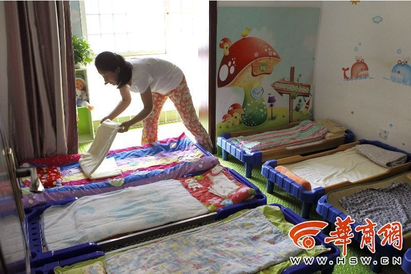 西安现家庭式幼儿园 幼儿被拴绳玩耍