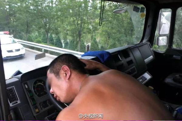 险！高速路上司机中暑昏迷