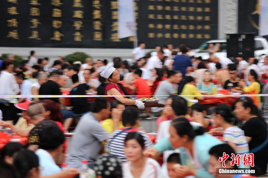 河南洛阳举办“中国梦”团圆饭 场面壮观