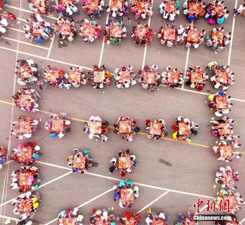 河南洛阳举办“中国梦”团圆饭 场面壮观